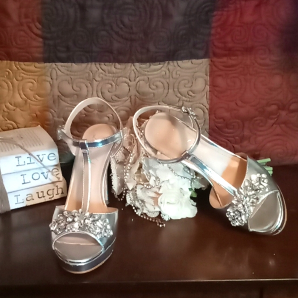 Lauren Lorraine silver sandals heels  size 8